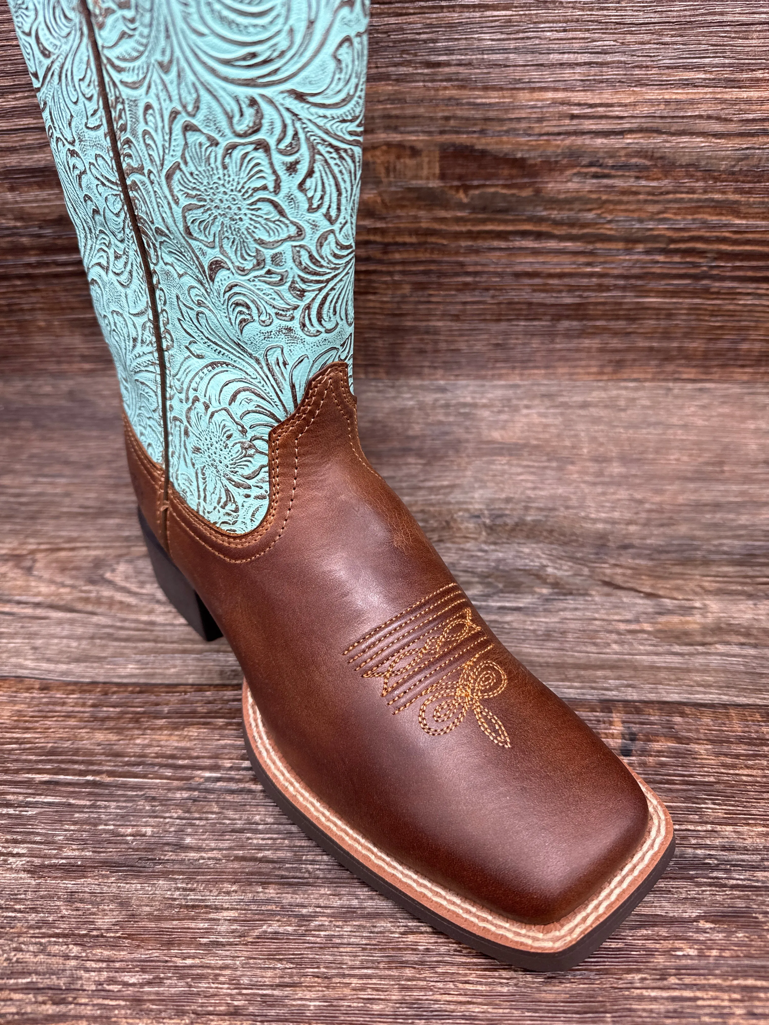 10042534 Women’s Round Up Wide Square toe western boot by Ariat
