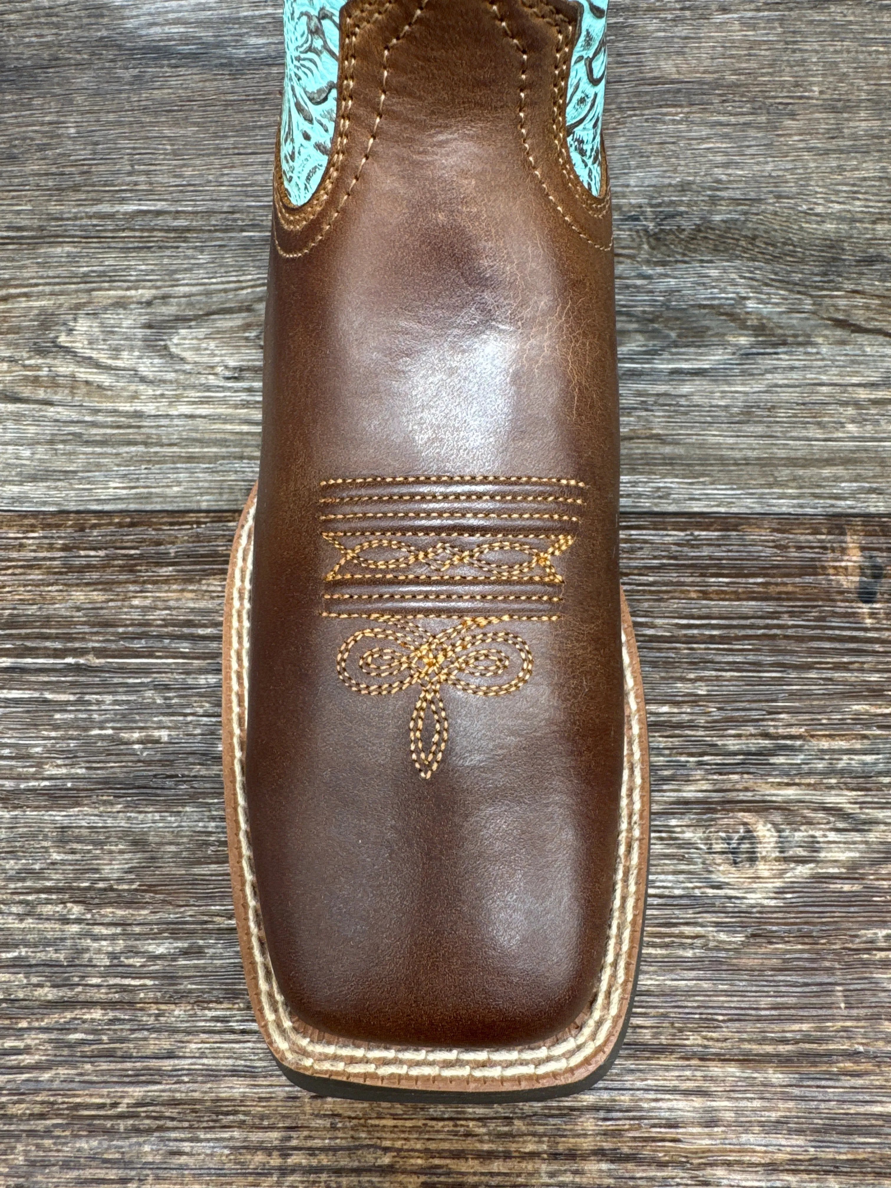 10042534 Women’s Round Up Wide Square toe western boot by Ariat